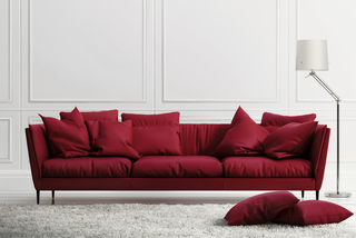 Kolorowa kanapa w salonie: jaki kolor wybrać? 10 inspiracji!