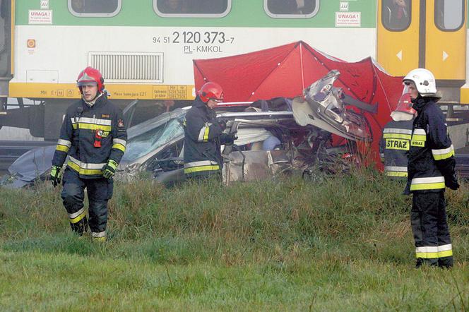 Matka z dwójką dzieci wjechała pod pociąg!