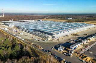 Dwie nowe fabryki sprzedane Amerykanom za miliard złotych! Firma Eko-Okna planuje spłacić część długu