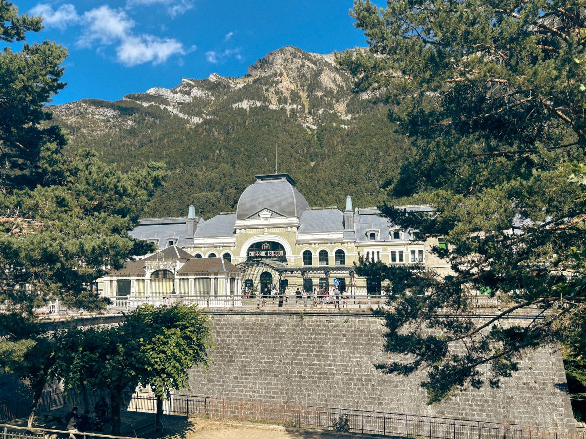  Canfranc Estación, Hiszpania. Dawny dworzec kolejowy zamienił się w luksusowy hotel