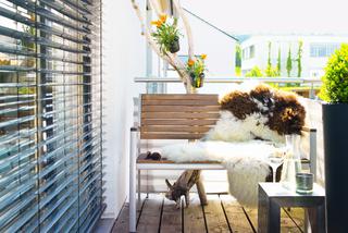 Balkon w modnym, minimalistycznym klimacie