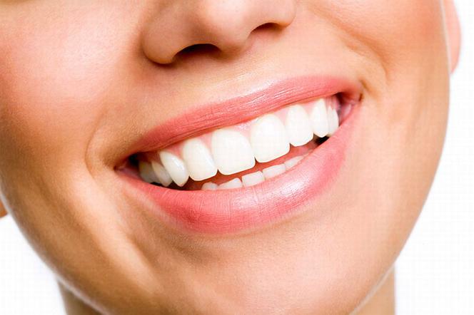 Co jeść, by mieć zdrowe białe zęby? [5 PRODUKTÓW]