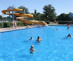 Poznaniacy tłumnie odwiedzają otwarte pływalnie miejskie. W weekendy kolejki są naprawdę długie