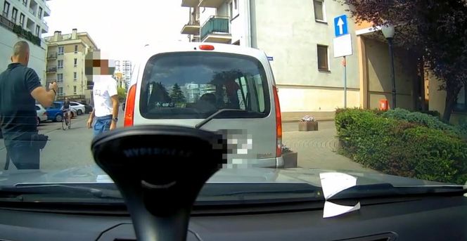 Policja pokazuje dramatyczna nagranie z pijanym kierowcą. 49-latek siał postrach na drogach Piaseczna