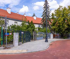 Warszawski Plac Słoneczny powstał jako zegar - godzinę miało pokazywać drzewo po środku. Zobacz zdjęcia małego osiedla