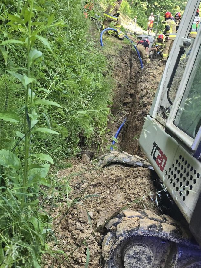 Mężczyzna przysypany w studni