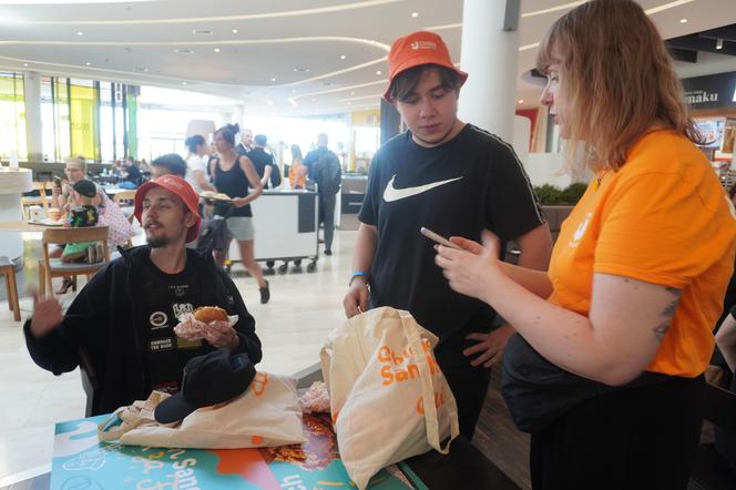 Trzy osoby wygrały roczny voucher na firmową kanapkę do Popeyes w Poznaniu