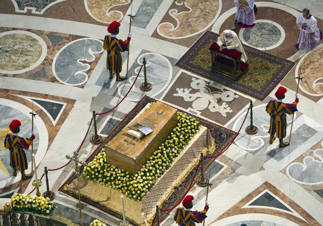Benedykt XVI przy grobie Jana Pawła II