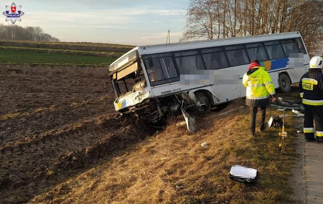  Osobówka huknęła w autobus. Jedna osoba nie żyje, 5 osób rannych, wśród nich dzieci