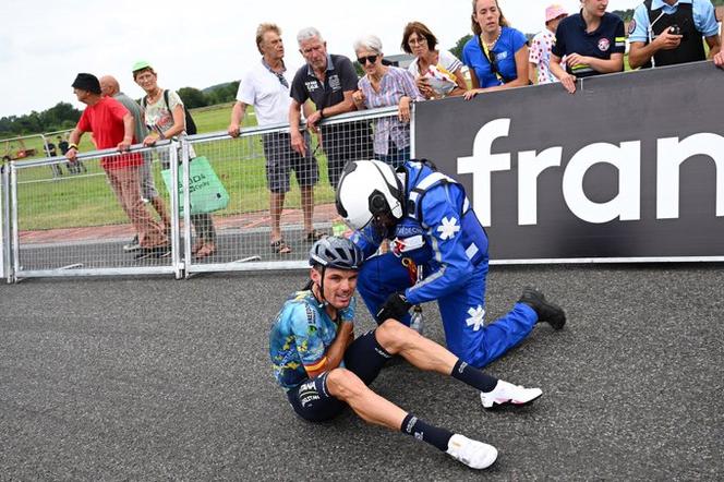 Potworny wypadek na Tour de France. Musieli interweniować lekarze, konieczna jest operacja