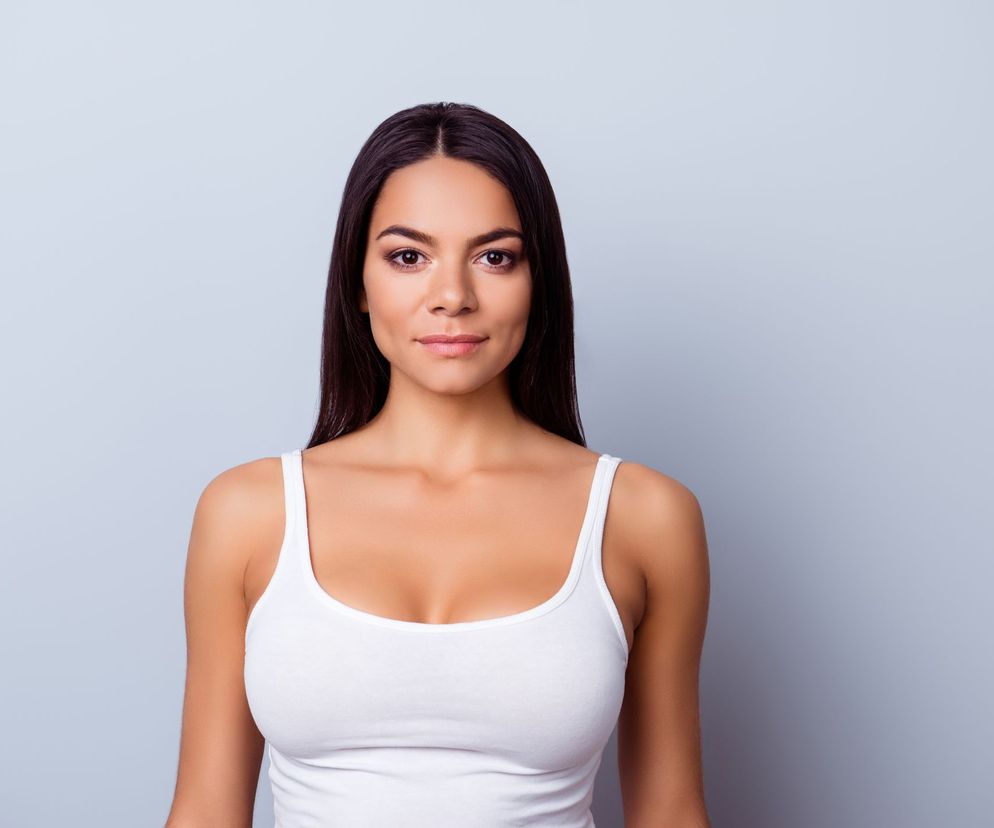 Hybrydowe powiększanie piersi pozwala na wyrównanie ich asymetrii.