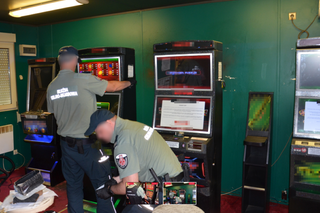 KAS zlikwidowała nielegalne automaty do gier. 7 urządzeń funkcjonowało w Grudziądzu