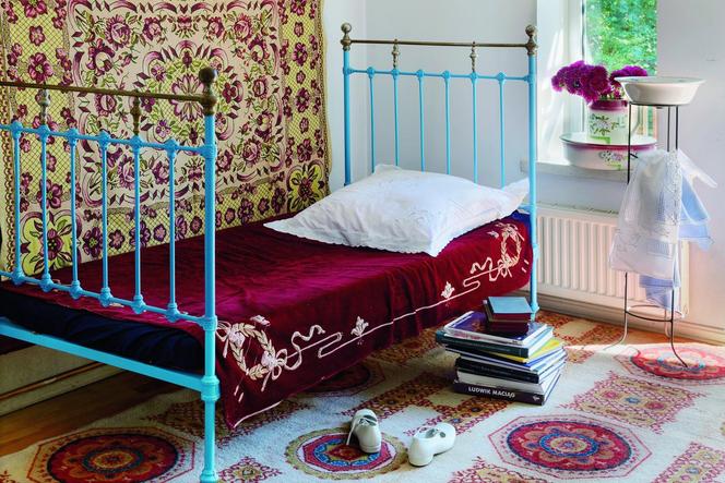 Z wizytą u malarki i graficzki Joanny Trzcińskiej w jej klimatycznym domu – sypialnia córek (1)
