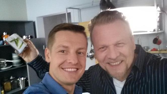 M jak miłość odc. 1148. Rafał Mroczek (Paweł), Jacek Lenartowicz (Janek) na planie