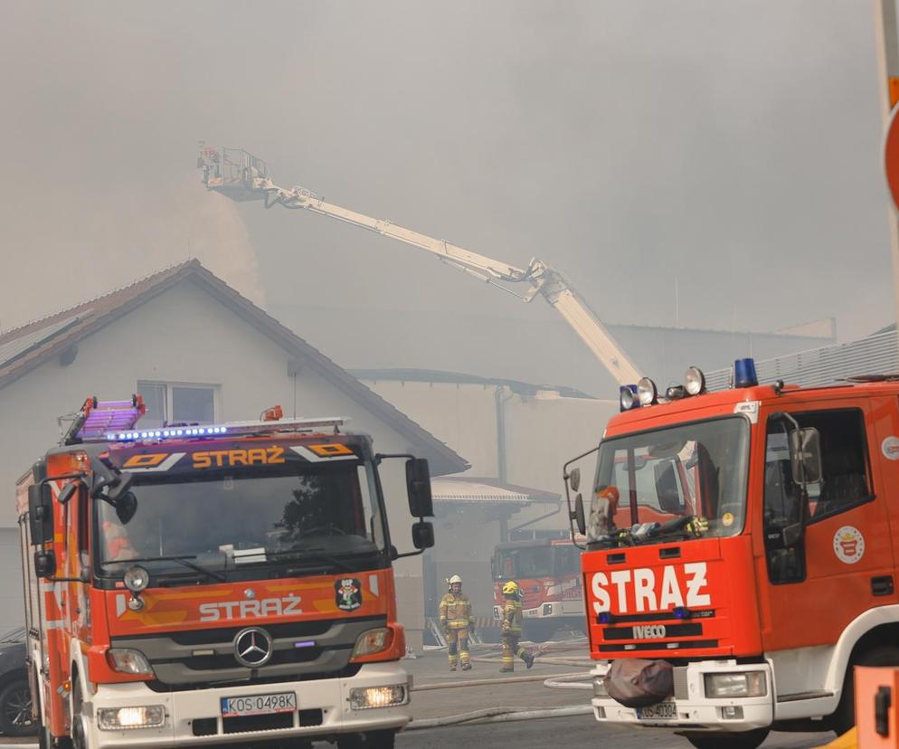 Wciąż płoną hale produkcyjne w Małopolsce. Strażacy apelują o nieotwieranie okien 