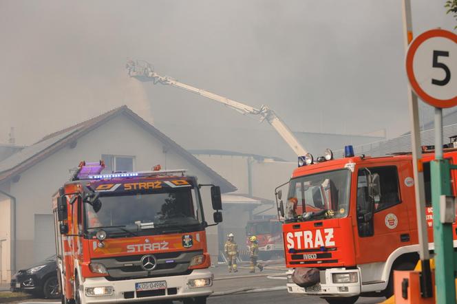 Wciąż płoną hale produkcyjne w Małopolsce. Strażacy apelują o nieotwieranie okien 