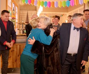 Na Wspólnej, odc. 4000. Maria (Bożena Dykiel), Włodek (Mieczysław Hryniewicz), Roża (Halina Rasiakówna), Michał (Robert Kudelski), Darek (Michał Mikołajczak), Franek (Nathan Czyżewski)