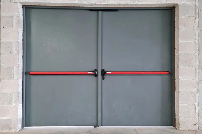 Drzwi z okuciami przeciwpanicznymi stosowane na drogach ewakuacyjnych hal przemysłowych