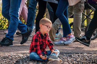 Dziecko zgubiło się w tłumie, mama zgłosiła zaginięcie. Okazało się, że chłopiec miał plan