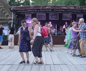 Sielanka na parkiecie w Muzeum Wsi Lubelskiej pod gołym niebem! Za nami kolejna potańcówka w rytmie miejskiego folkloru z Warszawy i Lwowa