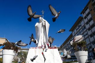 Wierni z różnych krajów przychodzą kolejny dzień pod rzymską Poliklinikę Gemelli