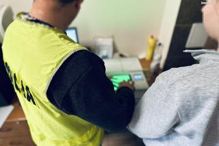 Nastolatkowie brutalnie pobili 17-latkę. Uderzyli ją w twarz, szarpali za włosy i ukradli jej telefon