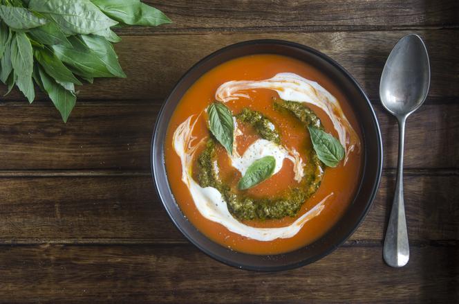 Zupa pomidorowa z bazyliowym pesto: gotowa w 15 minut