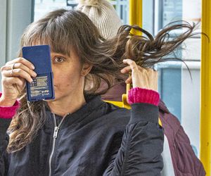 Jachira maluje się w tramwaju