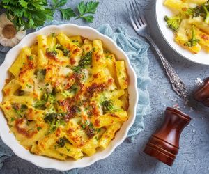 Wegetariański obiad robię z makaronu i brokuła. Zapiekanka z tych składników to mnóstwo smaku i aromatu