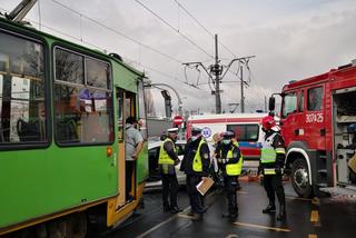 Poznań: Zderzenie tramwaju z samochodem. Kierowca ZAKLESZCZONY w aucie! 