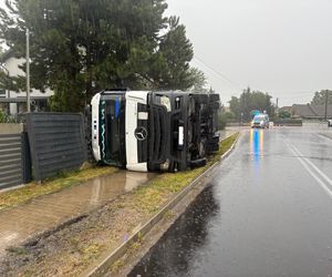 Zalane posesje, zerwany dach, przewrócony tir