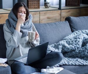 Masz grypę i czujesz się coraz gorzej? Te objawy powinny skłonić do wizyty u lekarza