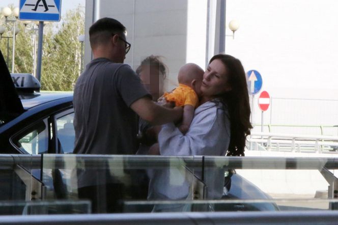 Rodzina Marcina Hakiela podczas odprawy na lotnisku 