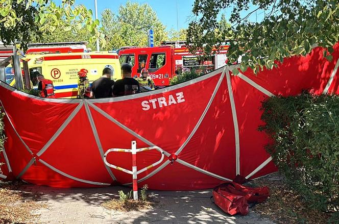 Auto wjechało w przystanek w Warszawie. Dwie osoby nie żyją