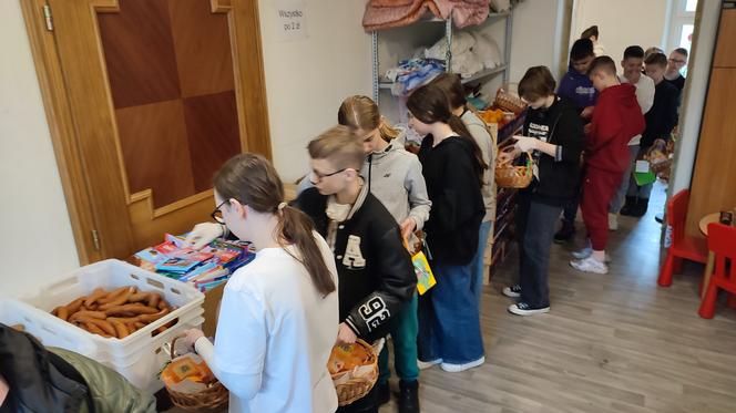 Koszyczki ze święconką dla ubogich seniorów z Leszna