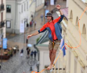   Urban Highline Festival 2023 w Lublinie. Slacklinerzy robią cuda na linach!