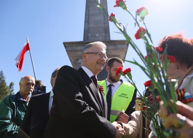 ambasador Rosji przed Cmentarzem-Mauzoleum Żołnierzy Radzieckich