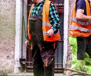 Tak wyglądają roboty drogowe w Ostródzie. Telefon zamiast łopaty. Ekipa rodem z memów