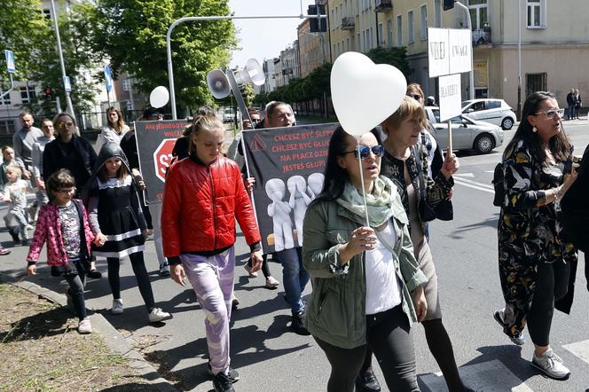 Marsz dla Kamilka w Częstochowie. Uczestnicy przeszli m.in. obok szkoły chłopca