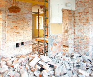 Burzenie ścian, nowe schody, zabudowa loggii: zmiany konstrukcyjne w trakcie rozbudowy domu