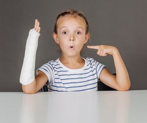 Zajęcia dodatkowe rozwijają, ale życie lubi zaskakiwać. Jak dać dziecku wolność, a sobie spokój?