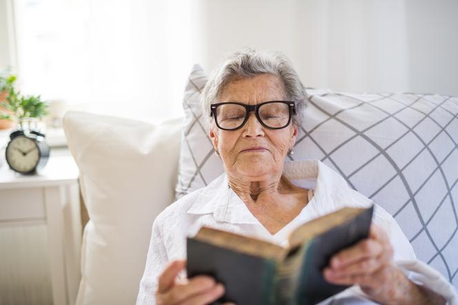 zbliżenie na kobietę w starszym wieku, która czyta książkę
