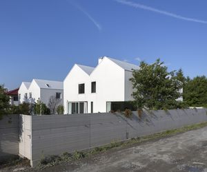 Dwa bliźniaki tworzą miniosiedle, a ich wysokie ściany szczytowe – namiastkę miejskiej pierzei