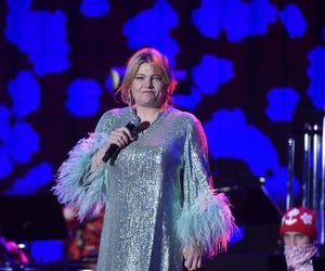 Steczkowska w czerwieni i Margaret w futrze. Tak gwiazdy wystroiły się na koncert 11 listopada [GALERIA]