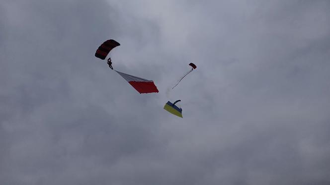 Polska i ukraińska flaga szybowała nad łódzkim lotniskiem! WIDEO