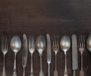 Jak czyścić srebro i platery: domowe sposoby