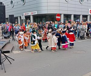 Podczas Jarmarku św. Stanisława nie zabrakło pokazów tańców ludowych 