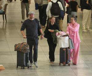 Anna Mucha z rodziną na lotnisku