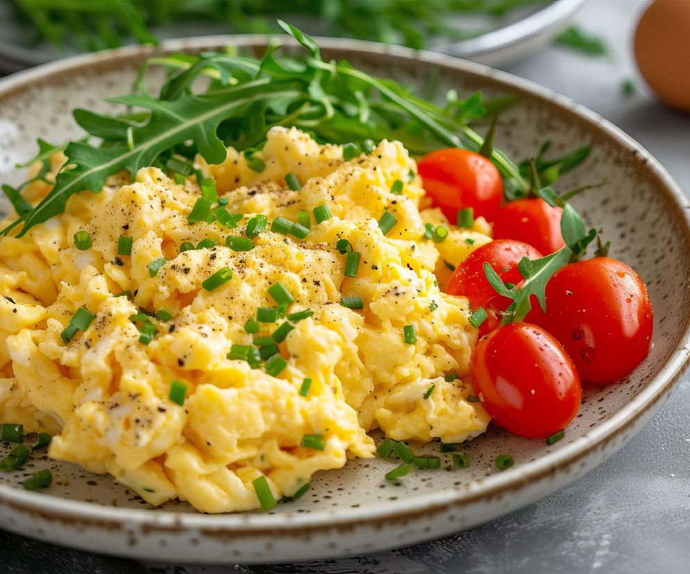 jajecznica z serkiem wiejskim