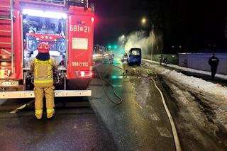 Bus stanął w ogniu! Samochód doszczętnie spłonął